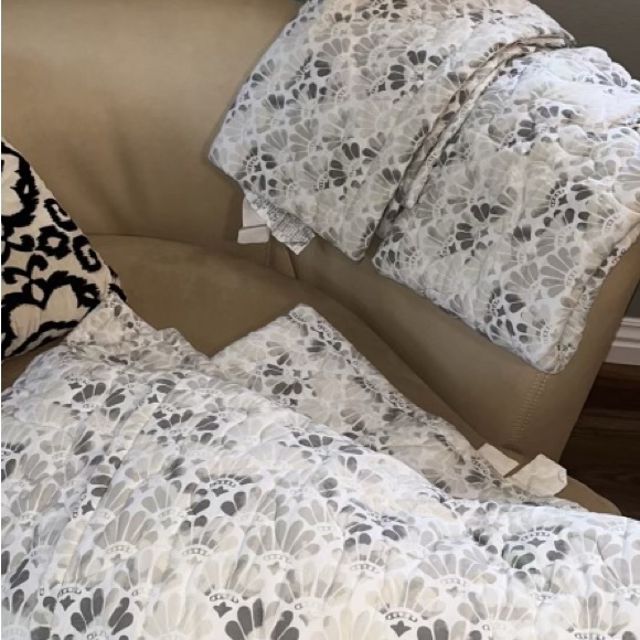King size comforter quilt and two pillow shams